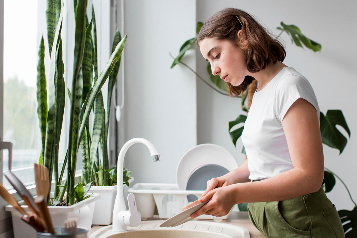 Five Ways to Create a Roommate Cleaning Schedule That Works